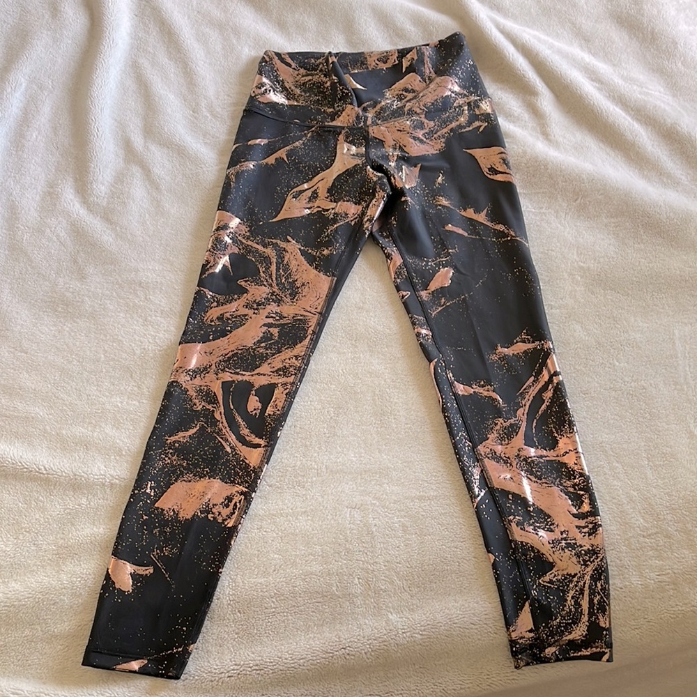 Black and rosegold patterned Old Navy Active leggings